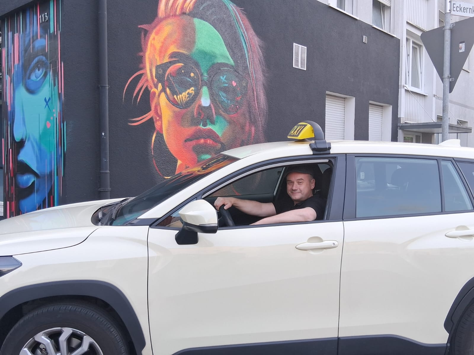 Taxi vor einem bunten Wandgemälde